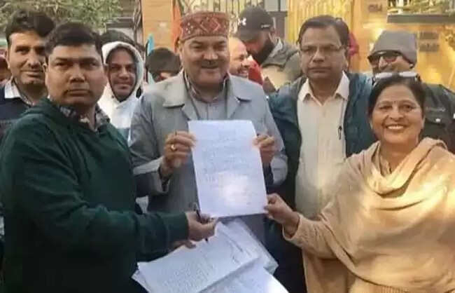 रेवाड़ीः स्कूल की मांग पर नगरवासियों ने विधायक को सौंपा ज्ञापन