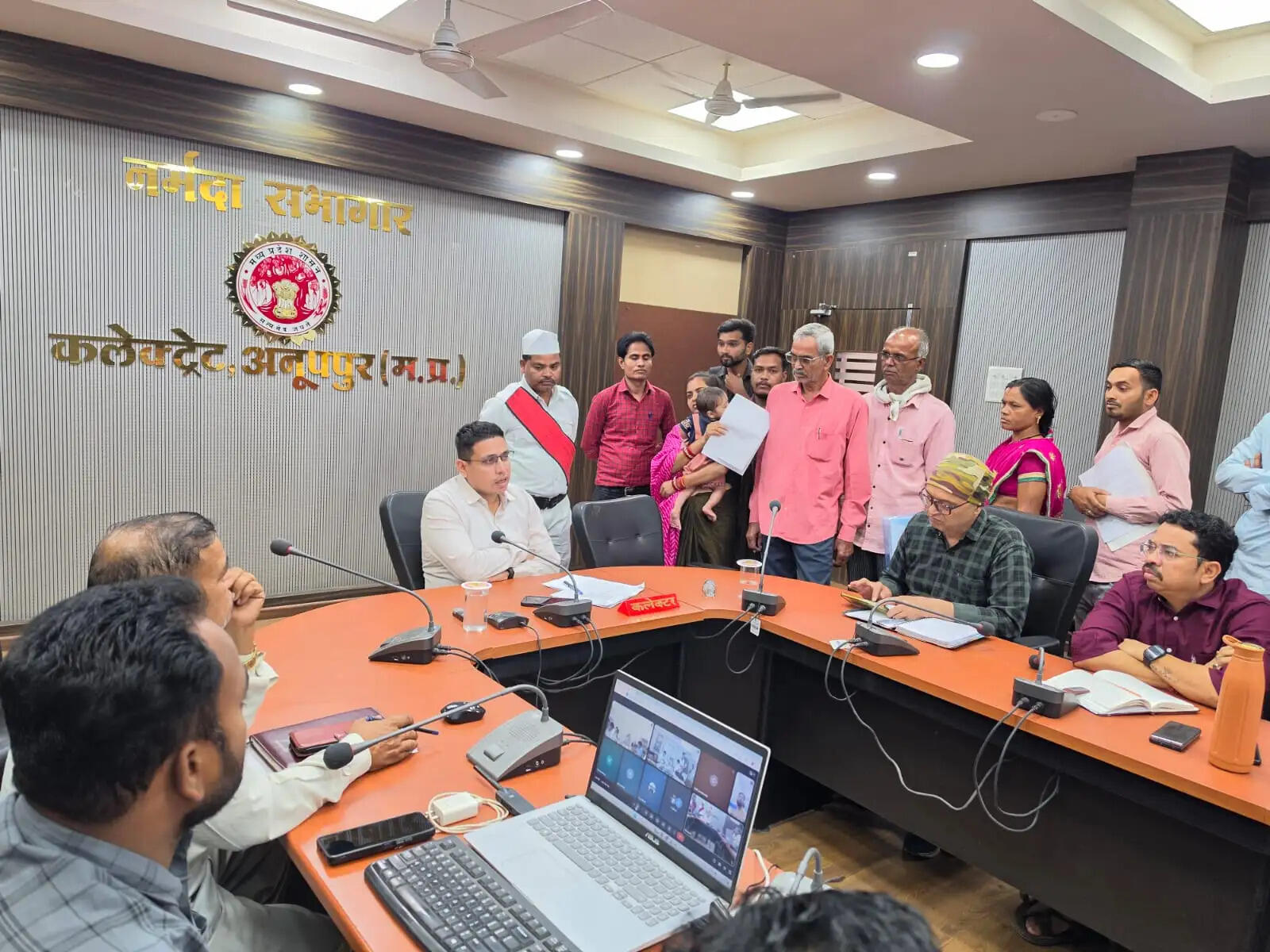 अनूपपुर: रेशम प्लांटेशन के प्रभारी पर महिलाओं ने पेड़ों को काटने, महुआ छीनने और धमकी देने का आरोप