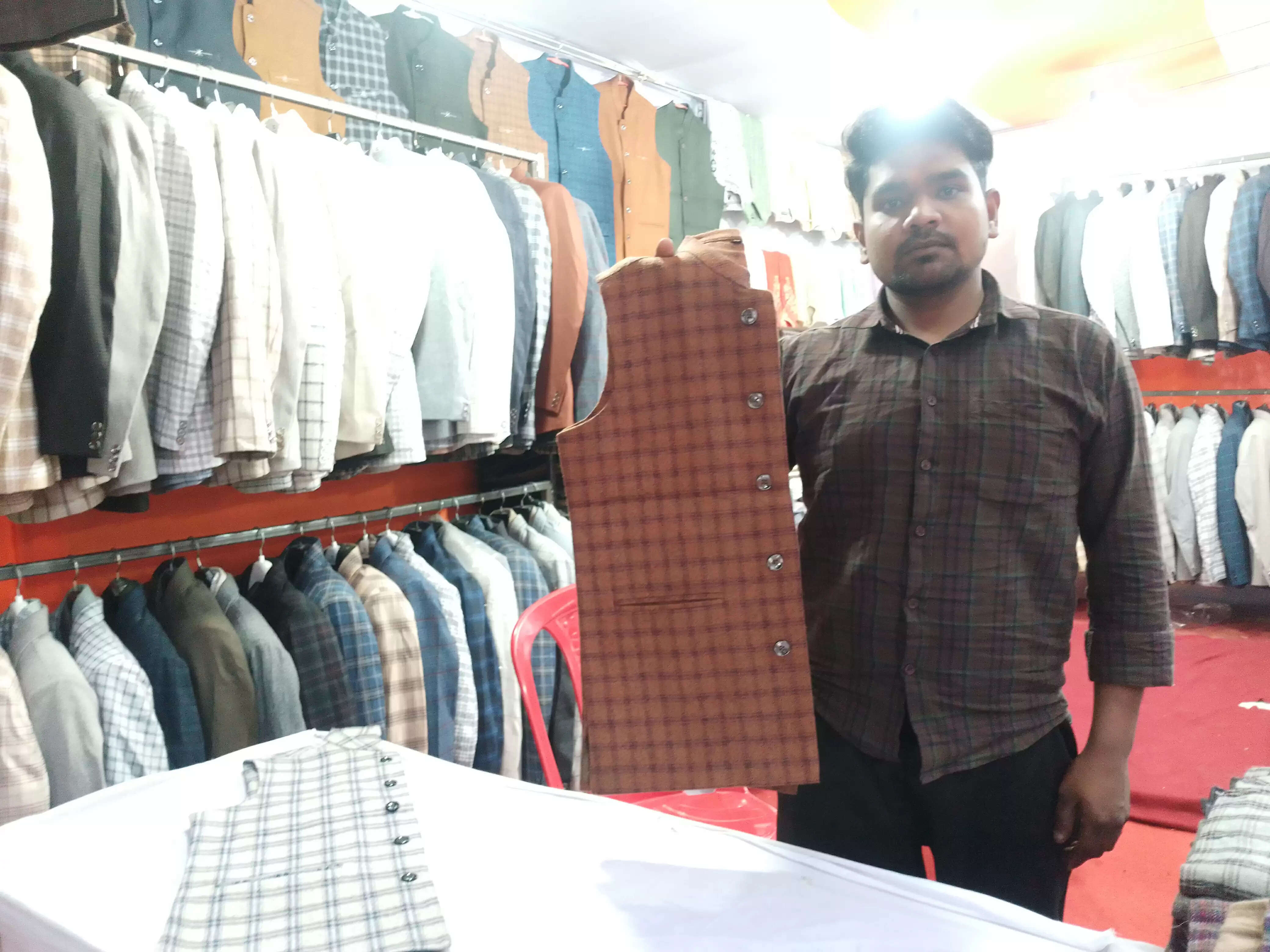 उत्तराखंड से खादी प्रदर्शनी में आई ट्यूड सदरी, नौजवानों को खासा पसंद