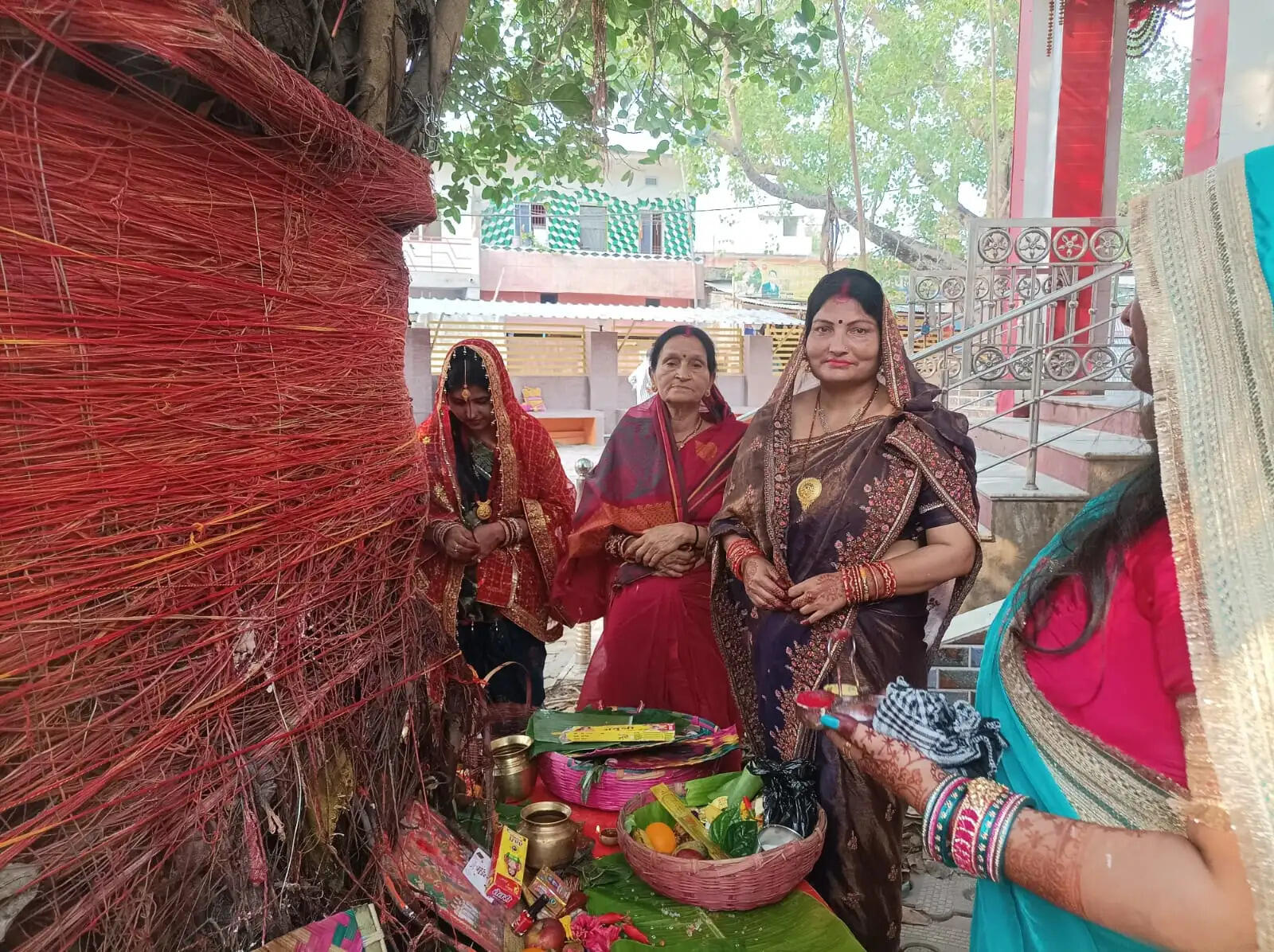 वट सावित्री पूजा पर मंदिरों में उमड़ी महिलाओं की भीड़