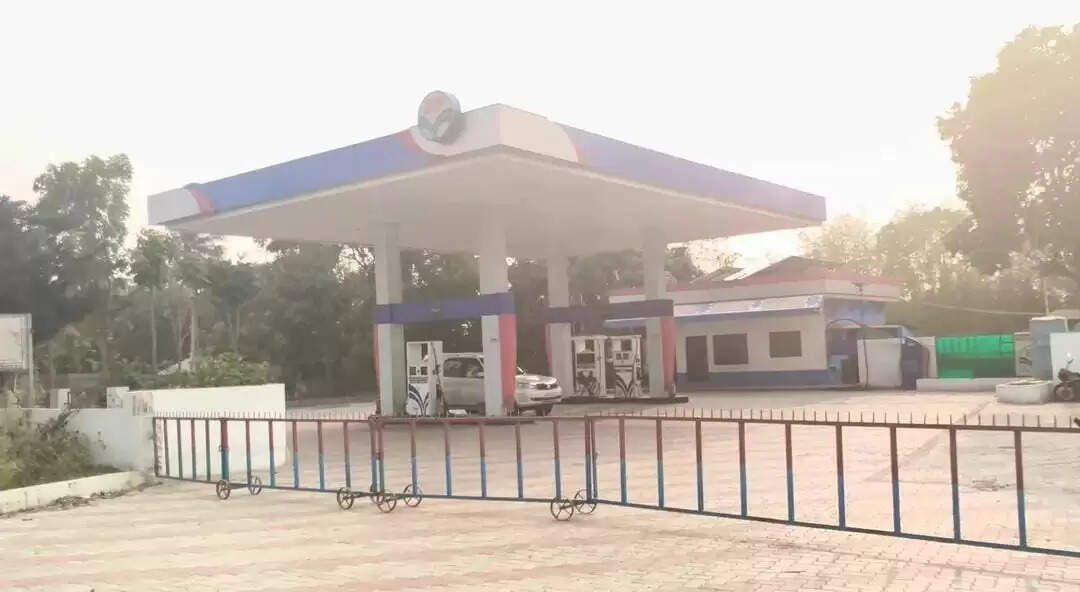 वीरपुर में पेट्रोल संकट, चार पेट्रोल पंप बंद; 130–140 रुपये में कालाबाजारी की चर्चा