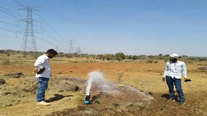 जबलपुरः कुंडेश्वर धाम में बने बांधों का पानी अमृत जलधारा बनकर खेतों में पहुंचा