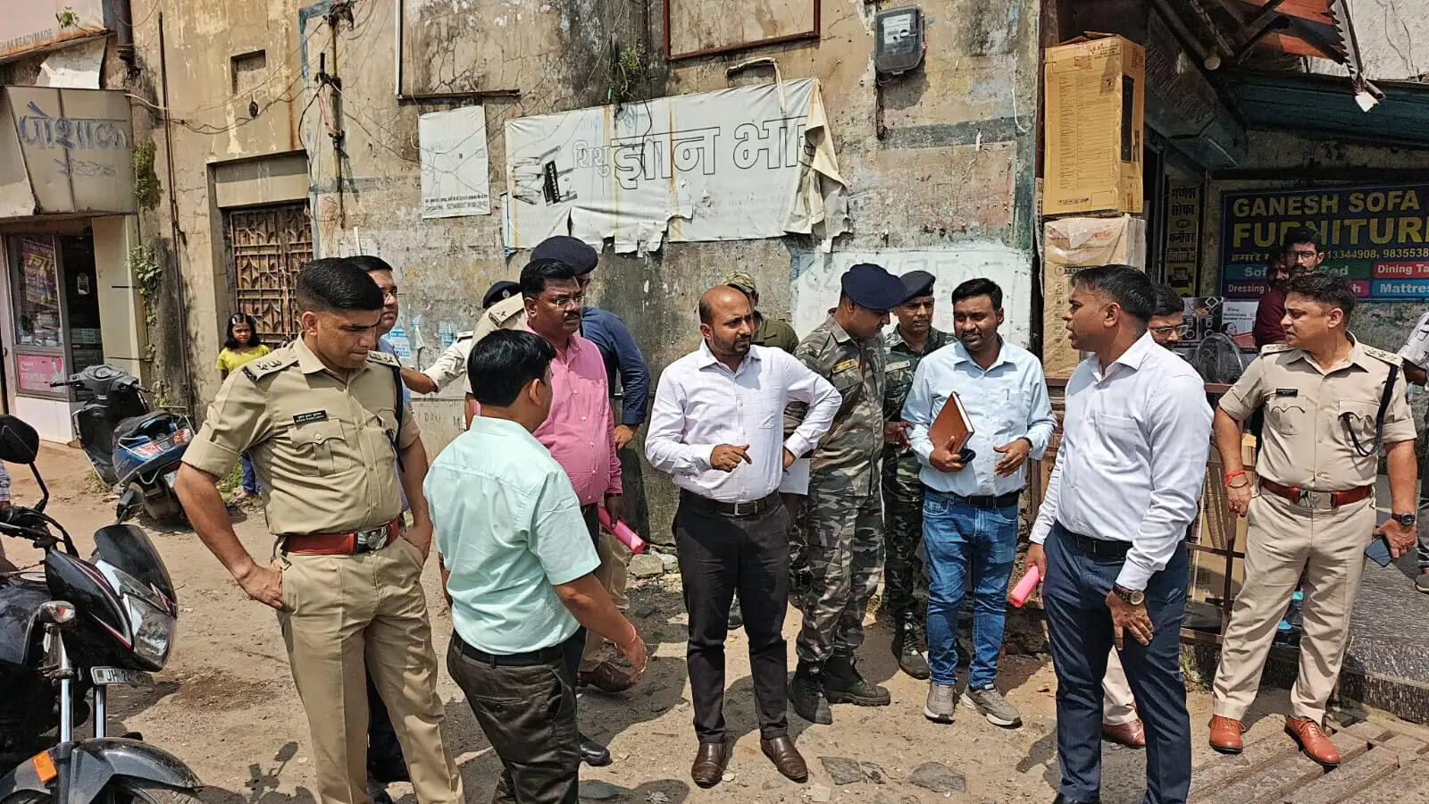 अतिक्रमण मुक्त होगा रामगढ़ शहर, सड़क पर उतरे डीसी-एसपी