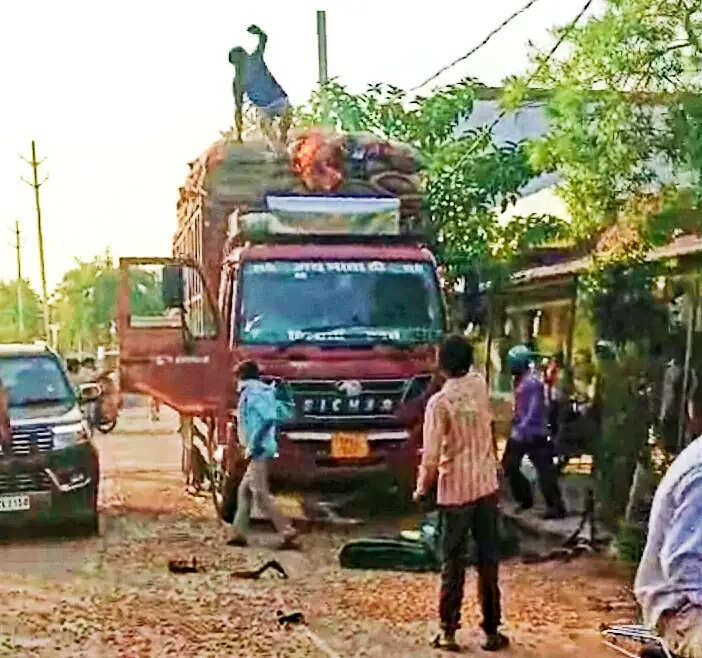 दतिया : मूंगफली से भरी लोडिंग गाड़ी में लगी आग, ग्रामीणों की मदद से टला बड़ा हादसा