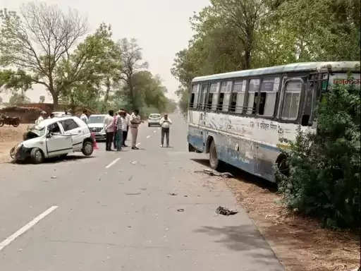 ओवरटेक करने के चक्कर में रोडवेज बस से टकराई बेकाबू ऑल्टो कार, एक की मौत