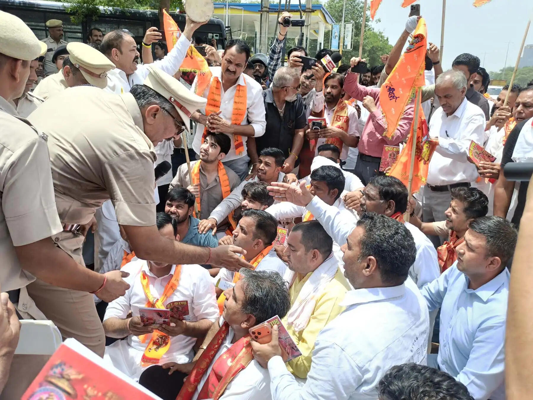 गुरुग्राम: चढ़ावा विवाद में कांग्रेस ने भाजपा कार्यालय के बाहर किया हनुमान चालीसा पाठ, पुलिस ने हिरासत में लिया