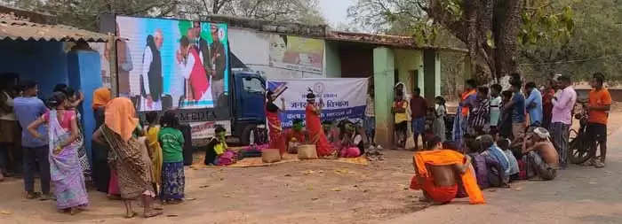 जगदलपुर : हाट-बाजारों-बसाहटों में एलईडी वैन व कला जत्था कर रहे योजनाओं का प्रचार-प्रसार