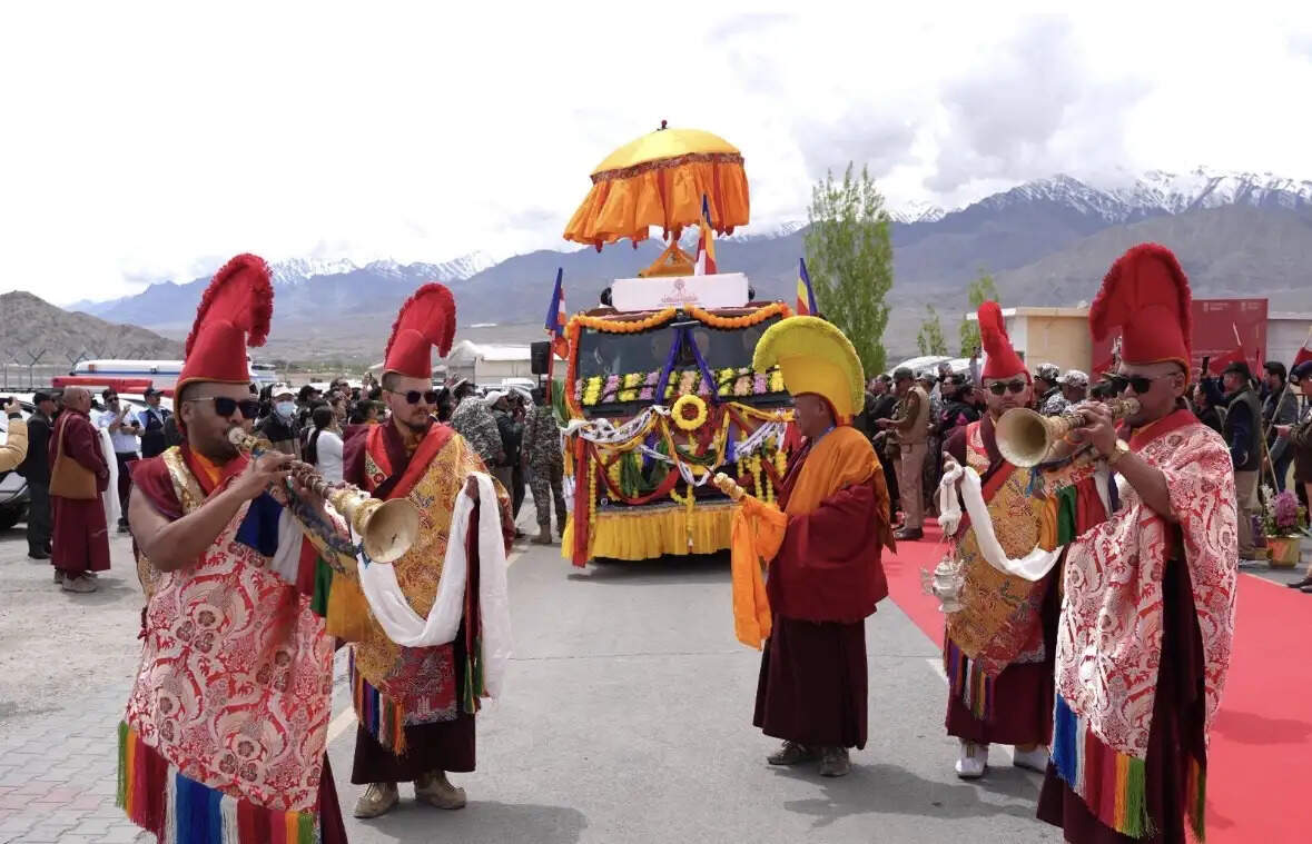 भगवान बुद्ध के पवित्र अवशेष को विशेष विमान से लेह पहुंचाया गया, बुद्ध पूर्णिमा कार्यक्रम में गृह मंत्री होंगे शामिल