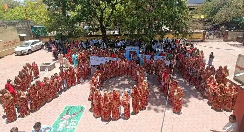 इंदौरः मतदाताओं को जागरूक करने के प्रयास जोर पर, देपालपुर में बैग के सदस्यों ने बनाई मानव आकृति