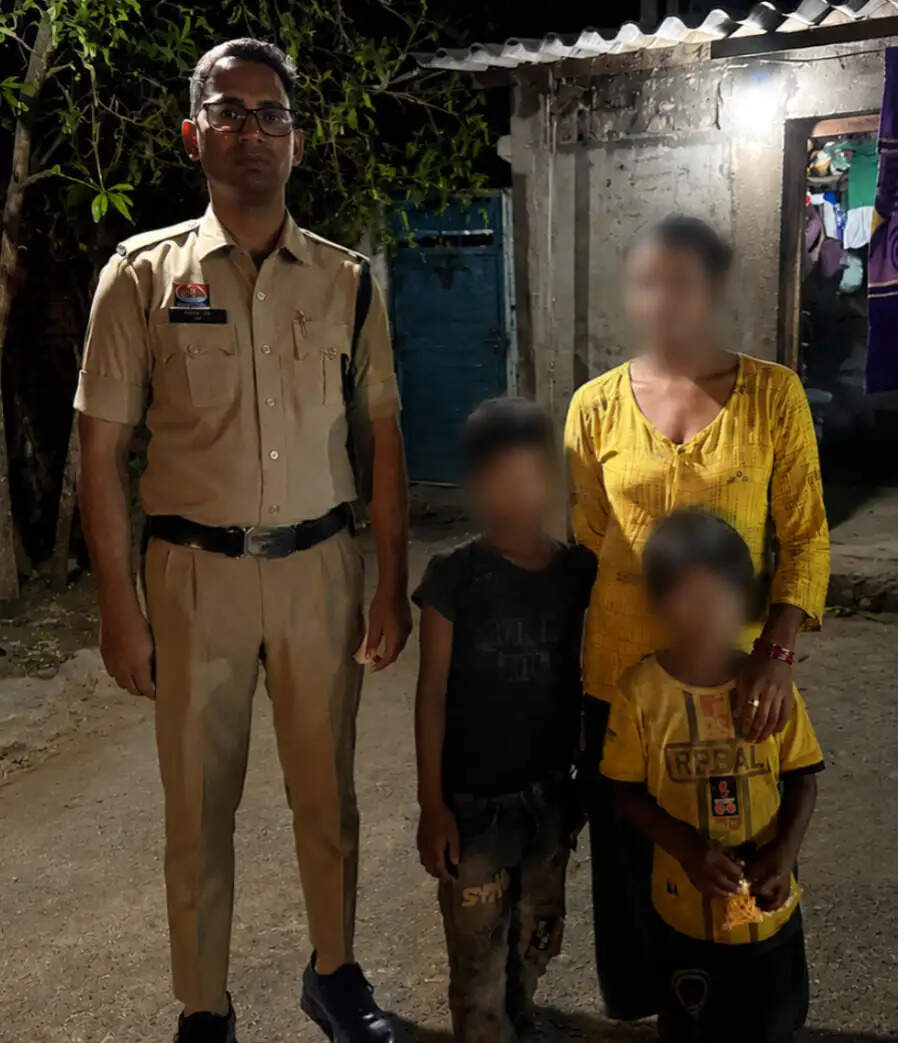चक्रधरनगर पुलिस ने बिछड़े मासूम को परिवार से मिलाया
