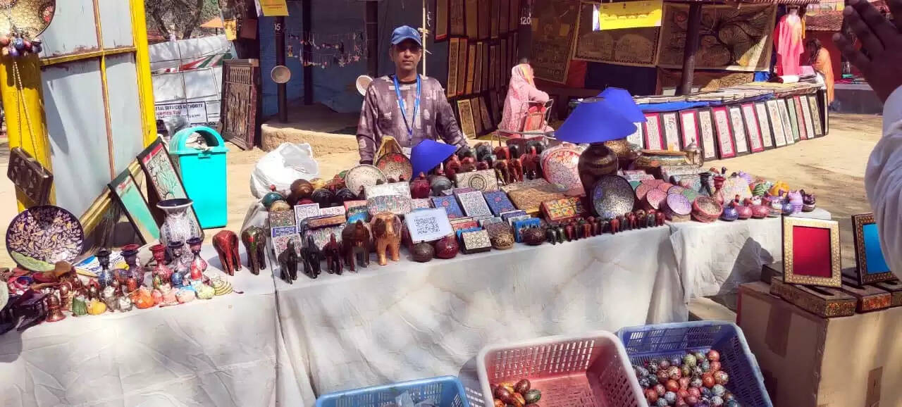 फरीदाबाद : सूरजकुंड मेले में कश्मीर की पेपरमेशी कला के मुरीद हुए लोग