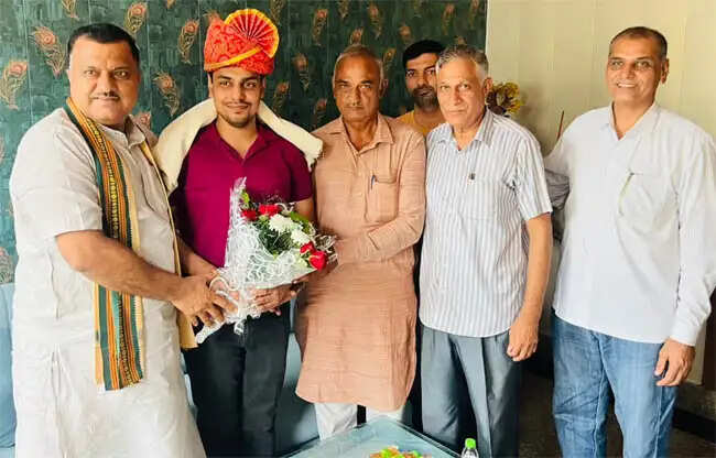 सोनीपत: प्रदीप सांगवान ने एचसीएस टॉपर अभिषेक सरोहा को सम्मानित किया