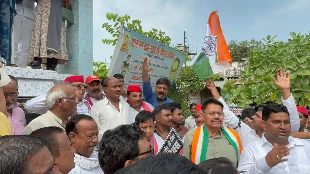 सीतापुर में सपा व कांग्रेस का चुनाव आयोग के खिलाफ प्रदर्शन