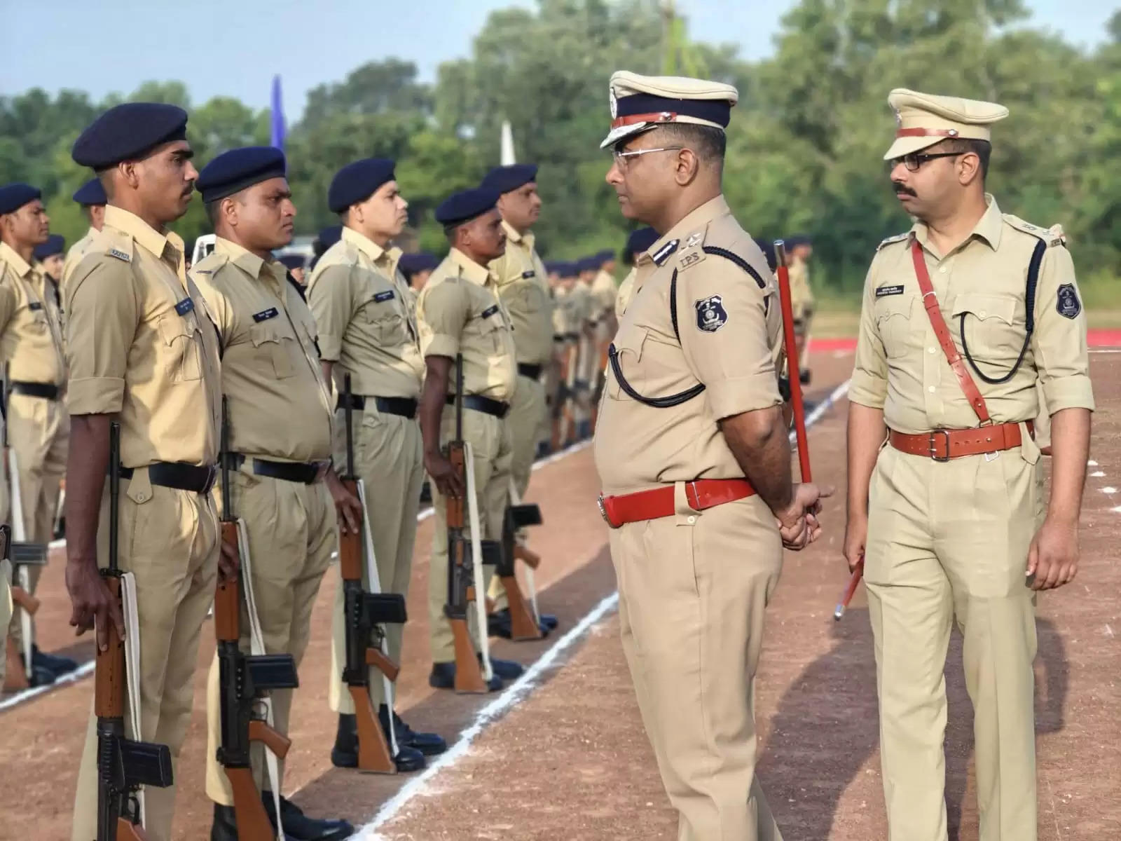 थाना में सभी वर्गाें से पुलिस अधिकारी शालीनता पूर्ण व्यवहार करें : आईजी अमरेश मिश्रा