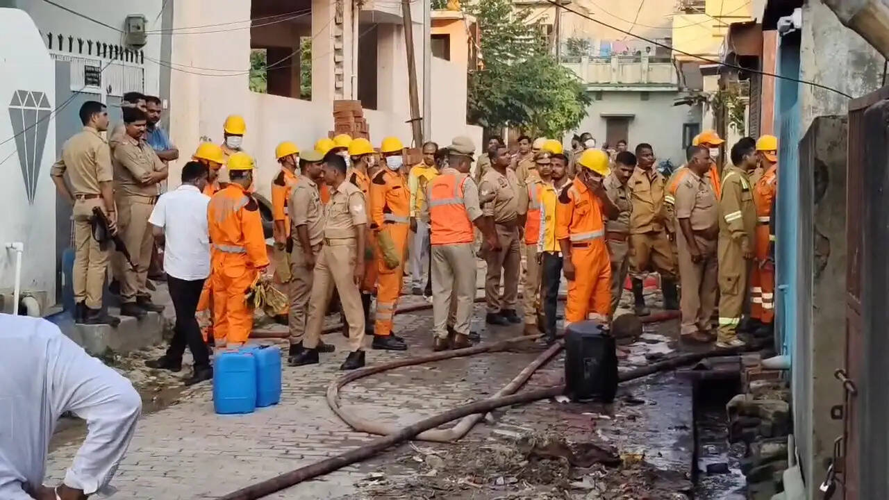 मोहनलालपुर में तारपीन के तेल के गोदाम में लगी आग, दमकल कर्मी कार्रवाई में जुटे