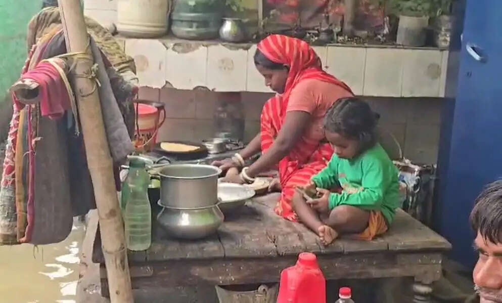 दियारा के बाद अब पॉश कॉलोनियों और महादलित बस्तियों में घुसा बाढ़ का पानी, बेबसी के बीच जी रहे लोग