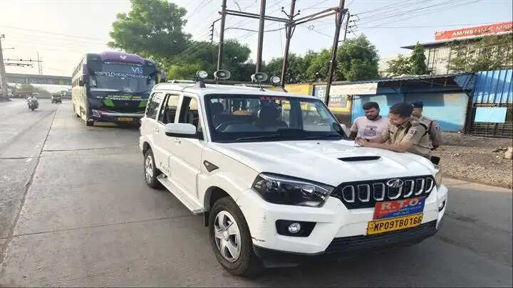 इंदौरः आरटीओ के सघन चेकिंग अभियान में हुई 50 से अधिक बसों की जांच, दो बसों पर एक लाख रुपये का जुर्माना