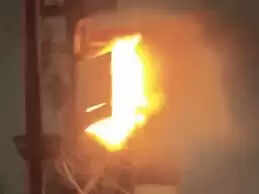 भोपाल के संजय नगर में बिजली पोल के ऊपर डीपी में लगी आग, सप्लाई बंद कर पाया काबू