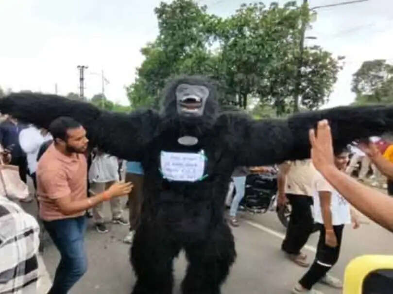 विधानसभा घेराव : बैरिकेडिंग तोड़कर विधानसभा के करीब पहुंचे छात्र, वाटर कैनन और लाठीचार्ज से रोकने की कोशिश