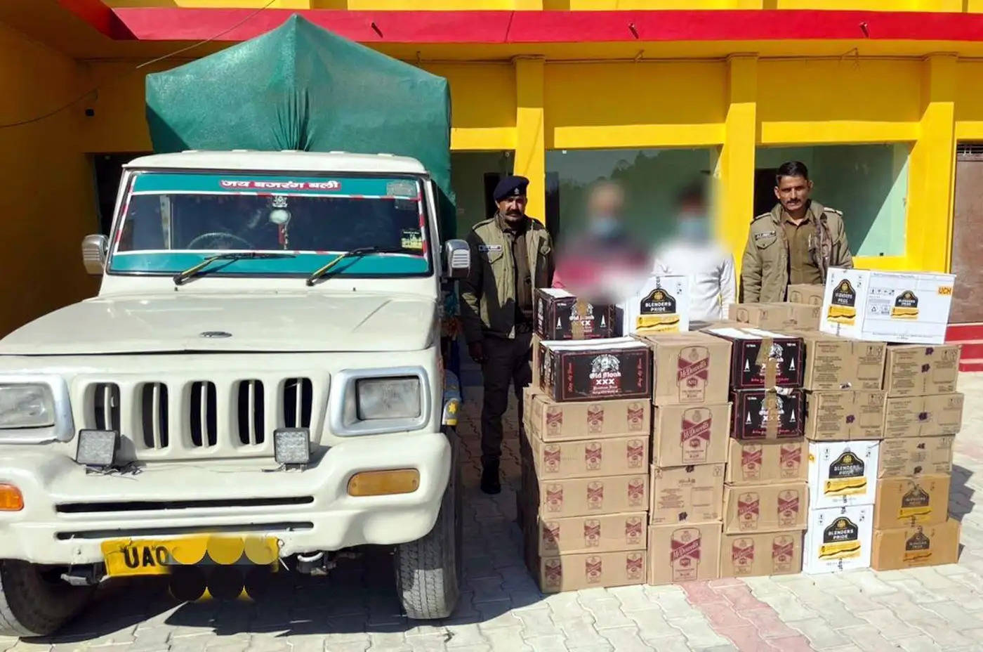 (sharab taskar giraftar) पुलिस ने दो लोगों को 175 पेटी अंग्रेजी शराब के साथ पकड़ा