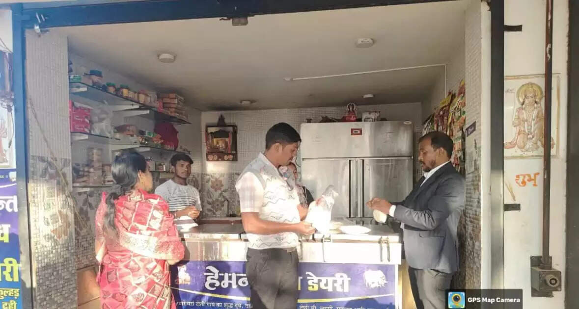 धमतरी : बस स्टैंड क्षेत्र में खाद्य पदार्थों की सघन जांच, अमानक मिठाइयां नष्ट