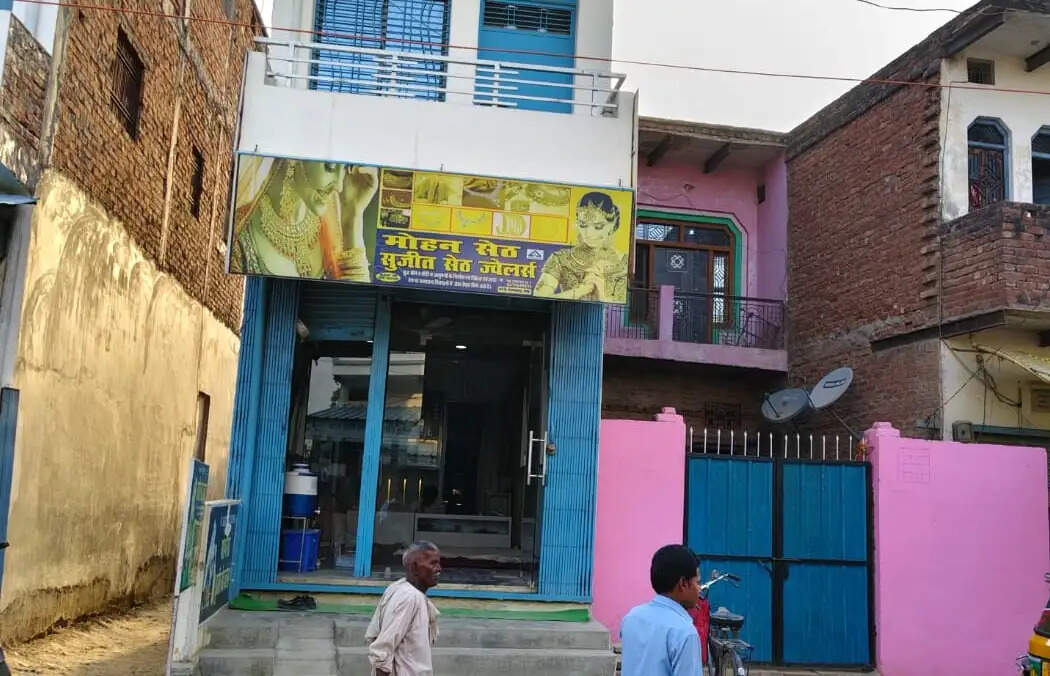 महाराष्ट्र पुलिस का गौराबादशाहपुर के ज्वेलरी शोरूम पर छापा, संचालक को हिरासत में लेकर गई टीम