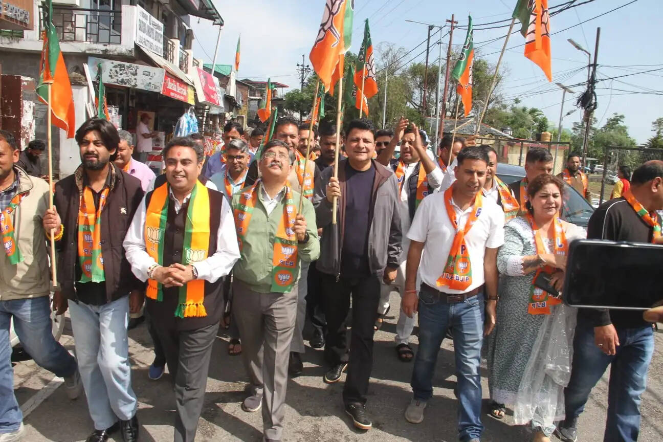 धर्मशाला में भाजपा ने मनाया जीत का जश्न, बंटे लड्डू