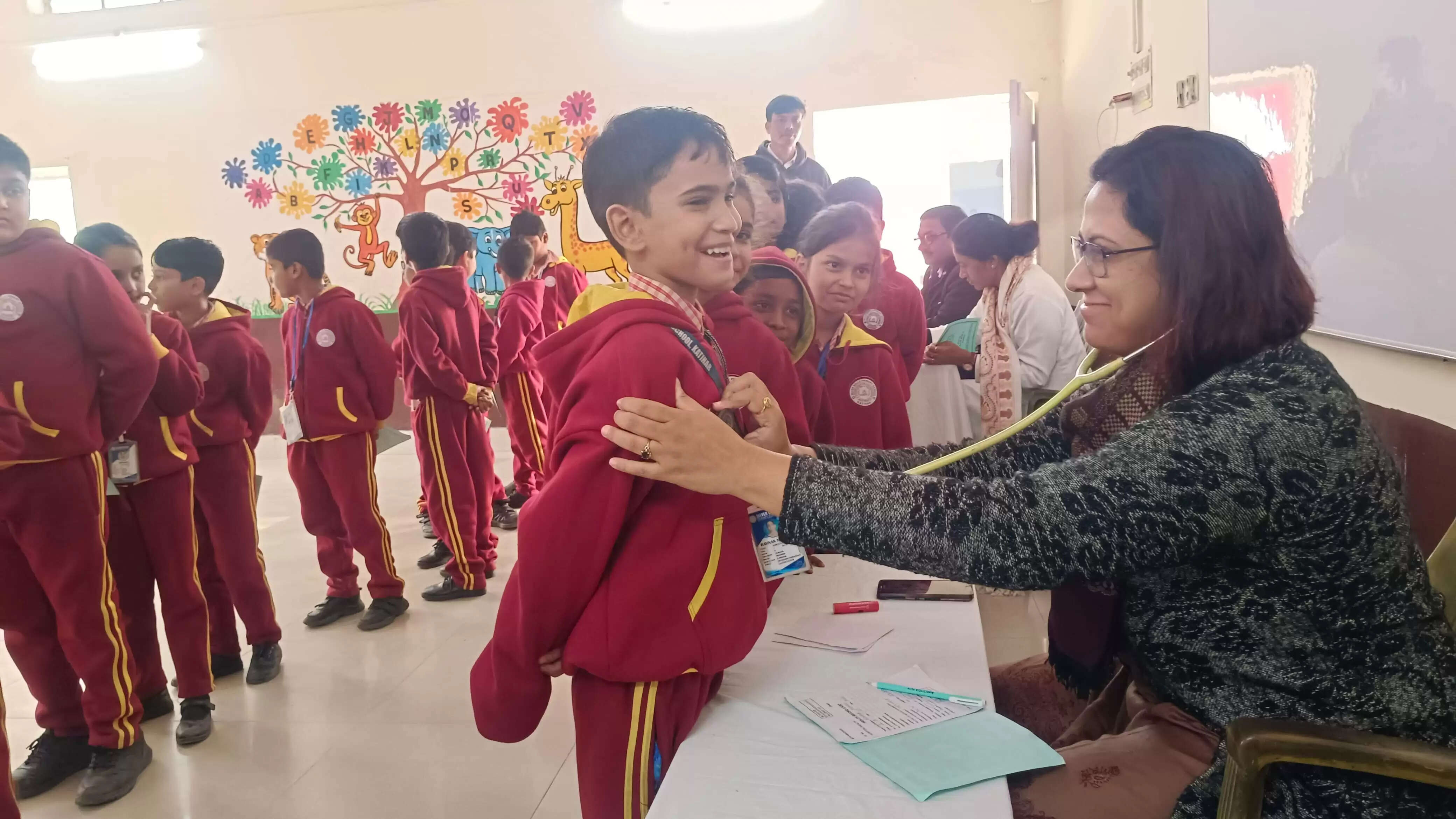 रेलवे महिला कल्याण संगठन द्वारा आयोजित स्वास्थ्य जांच शिविर में बच्चों का दिखा उत्साह