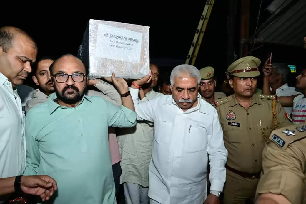 शुभम के पार्थिव शरीर को मंत्री राकेश सचान और योगेंद्र उपाध्याय ने दिया कंधा