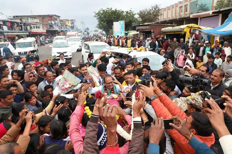 छिंदवाड़ाः शिवराज ने मोहन मर्सकोले के परिवार के साथ जमीन पर बैठकर किया सादा भोजन