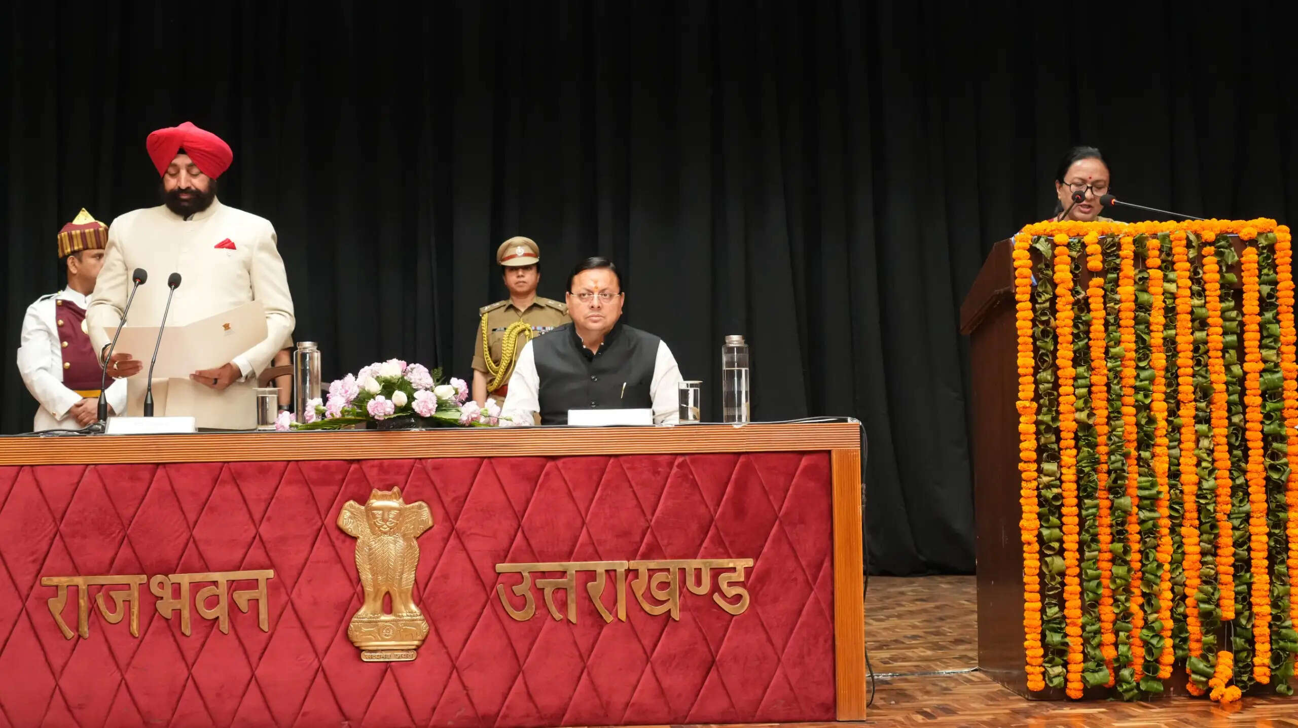 राज्य सूचना आयोग के नवनियुक्त आयुक्तों को राज्यपाल ने दिलाई शपथ