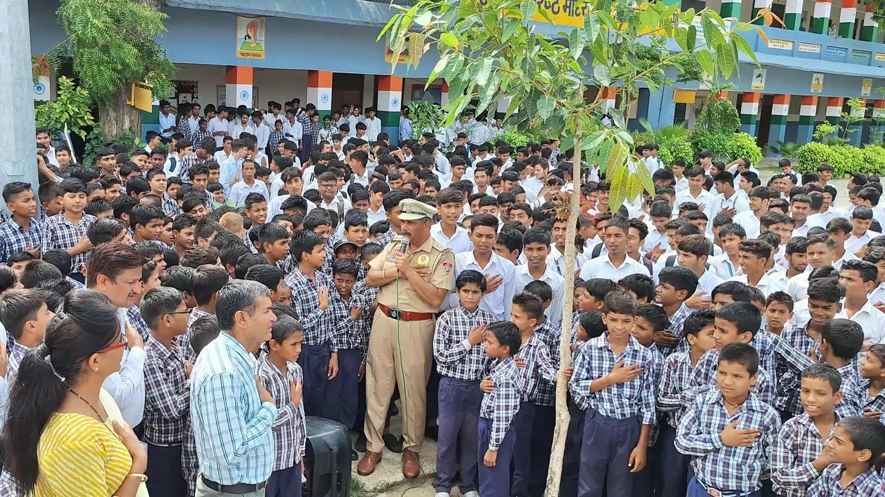 गुरुग्राम: कादरपुर गांव के स्कूल के पास नशीला पदार्थ बेचने वाले को हटाया