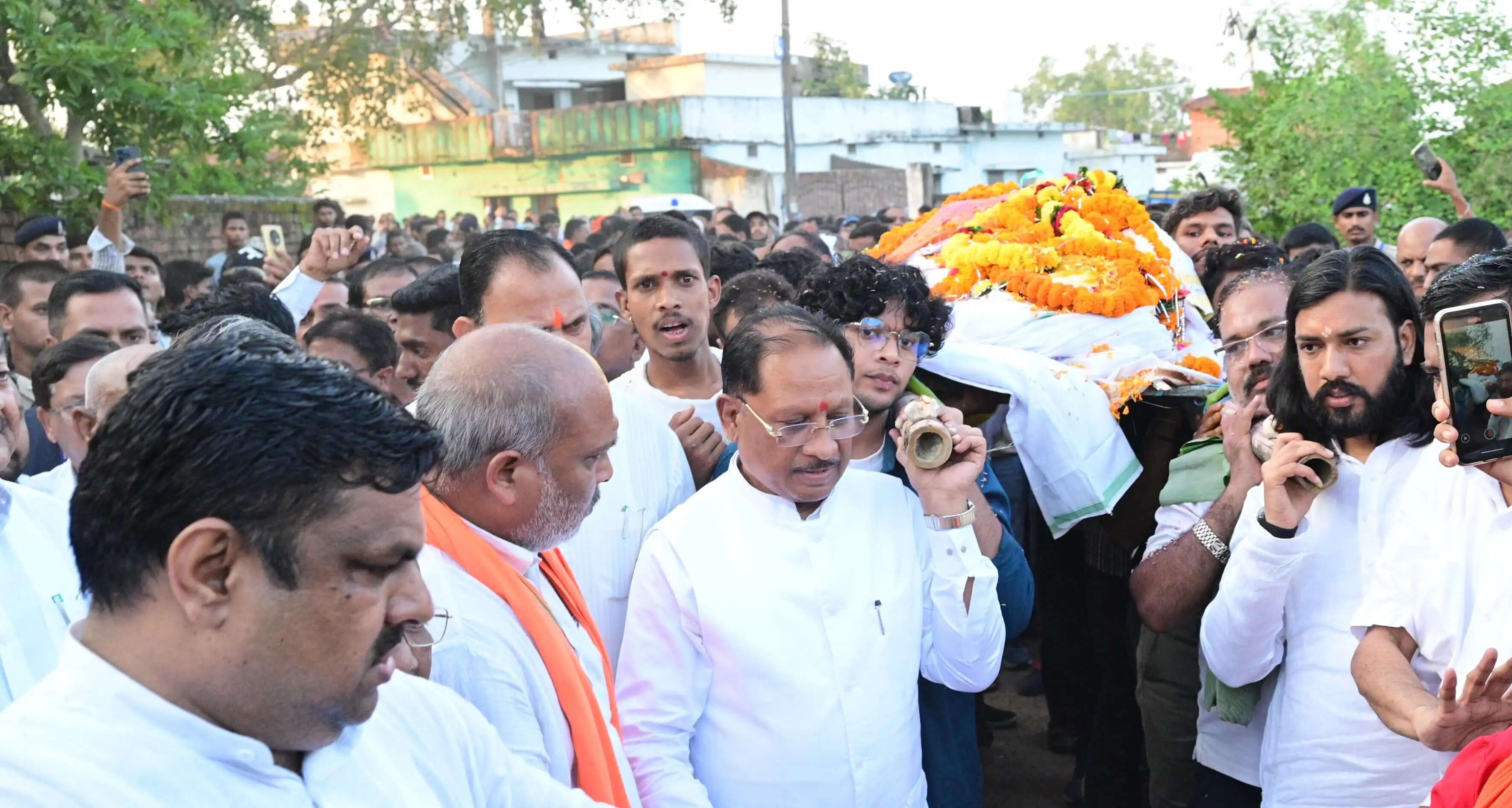 विधायक डोमनलाल कोर्सेवाड़ा पंचतत्व में हुए विलीन, नम आंखों से दी अंतिम विदाई