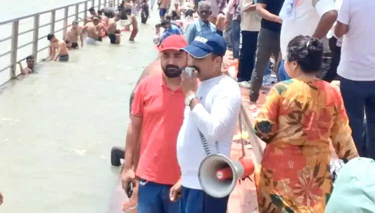 जल पुलिस ने चलाया जागरूकता अभियान, घाटों पर श्रद्धालुओं को किया सतर्क