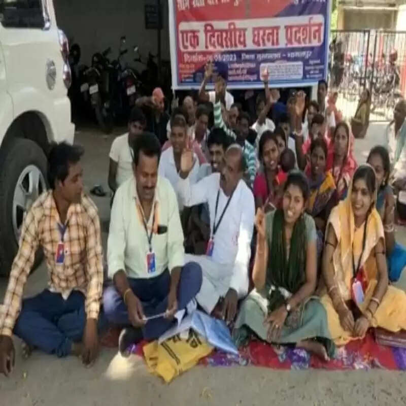 विभिन्न मांगों को लेकर ग्राम रक्षा दल ने दिया धरना