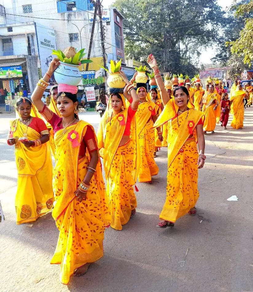 गुहा निषाद जयंती&nbsp;पर महिलाओं&nbsp;ने&nbsp;निकाली&nbsp;कलश&nbsp;यात्रा