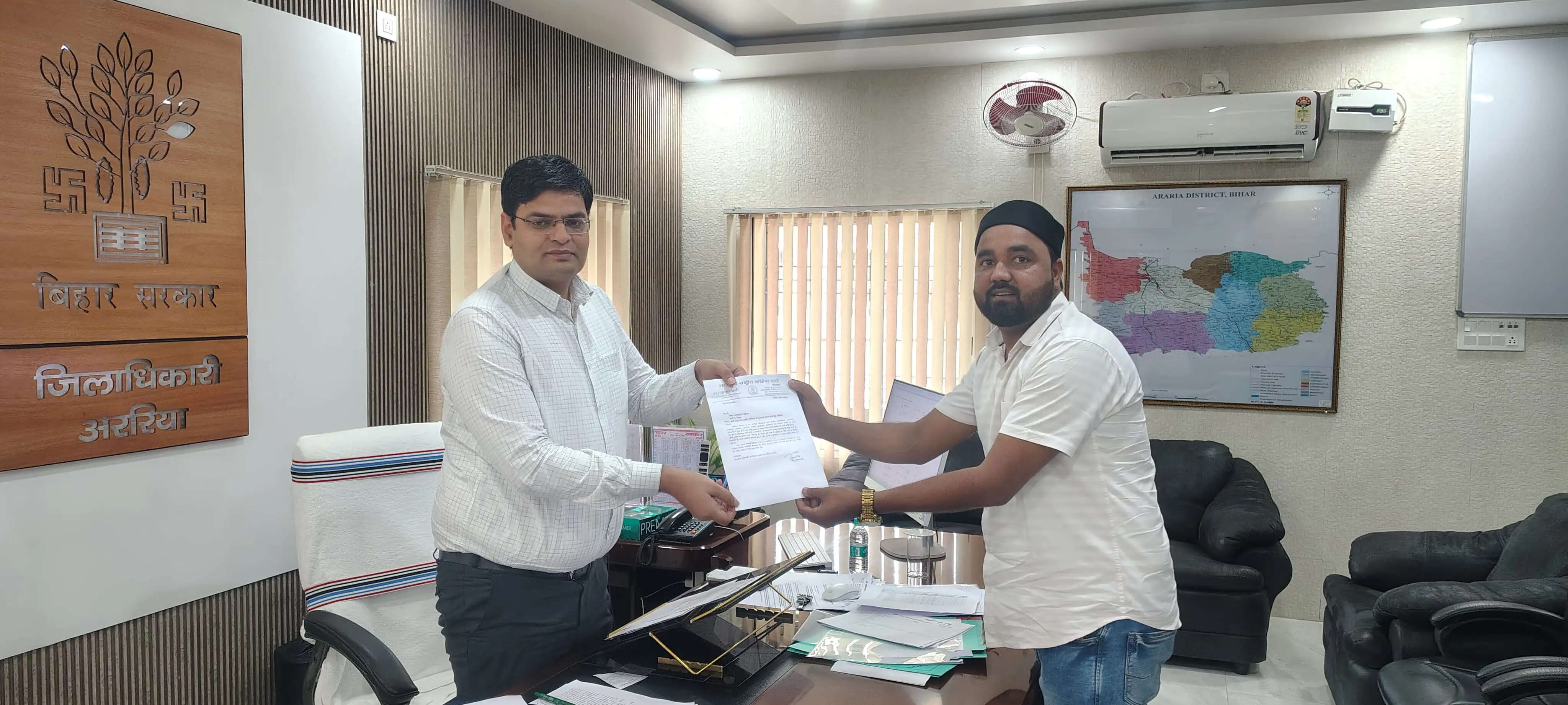 आपदा से प्रभावित किसानों के मुआवजे की मांग को लेकर कांग्रेस नेता ने डीएम को सौंपा ज्ञापन