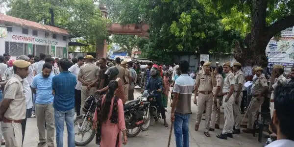 अलवर में तीन दोस्तों की मौत के बाद बवाल, तीन थानों की पुलिस और सीओ मौके पर, अस्पताल में धरने पर बैठे परिजन