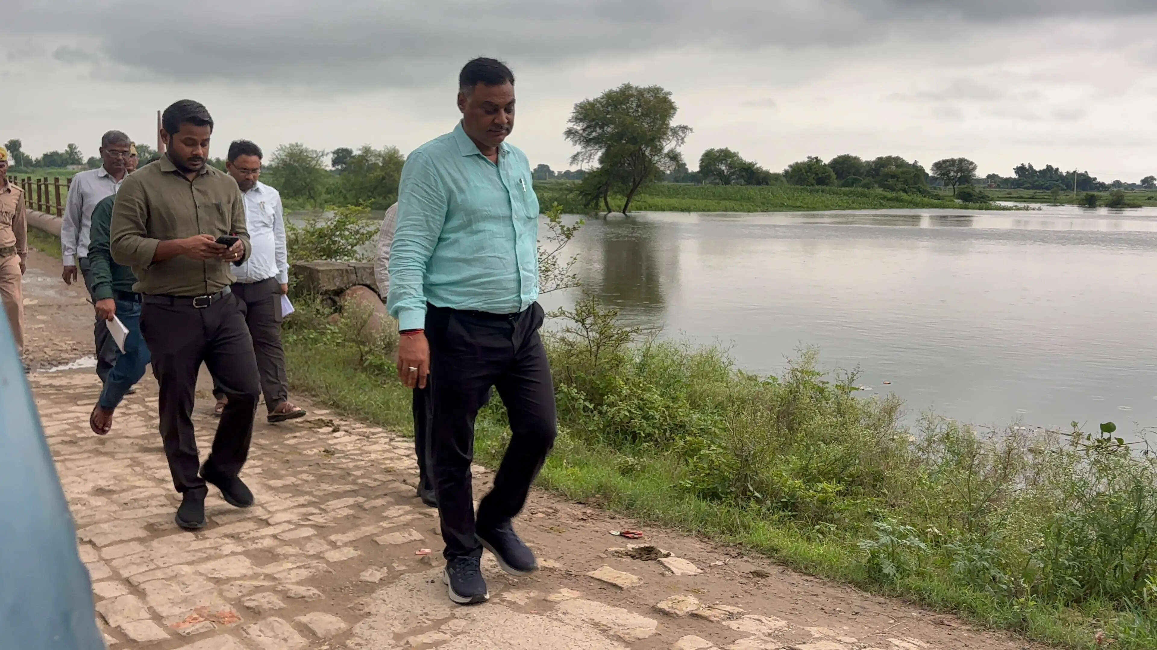 गंगा के बढ़ते जलस्तर से चुनार में बढ़ी चिंता, डीएम ने बाढ़ से निपटने की तैयारियों का लिया जायजा