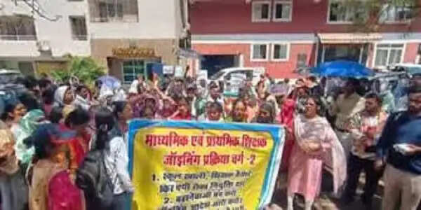 भोपाल में शिक्षक भर्ती पर बवाल,&nbsp;9 महीने से अटकी नियुक्ति के खिलाफ&nbsp;चयनित शिक्षक-अभ्यर्थियों का&nbsp;डीपीआई के सामने प्रदर्शन