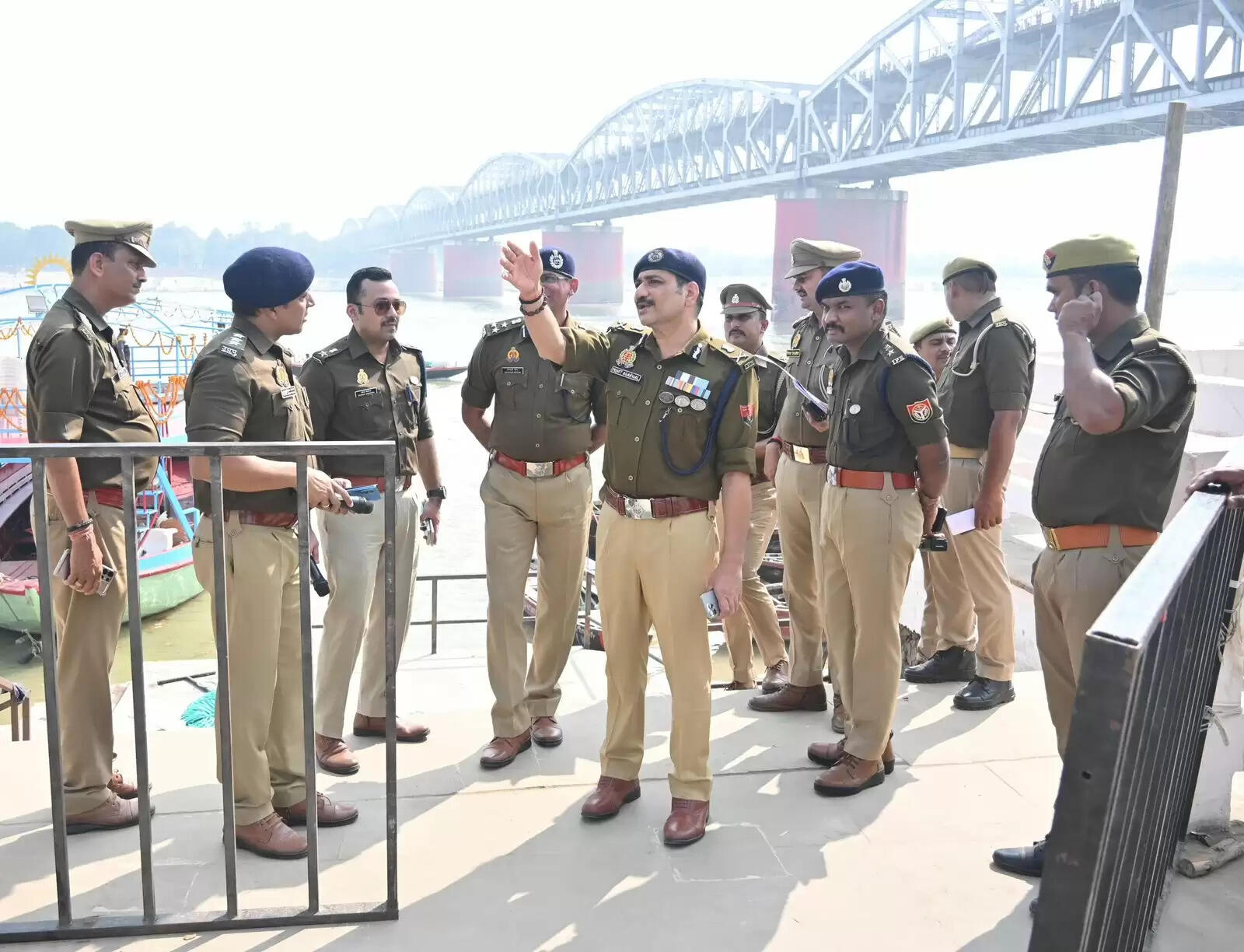 देव दीपावली पर्व: पुलिस कमिश्नर ने गंगा में विशेष नौका से भ्रमण कर परखी व्यवस्था