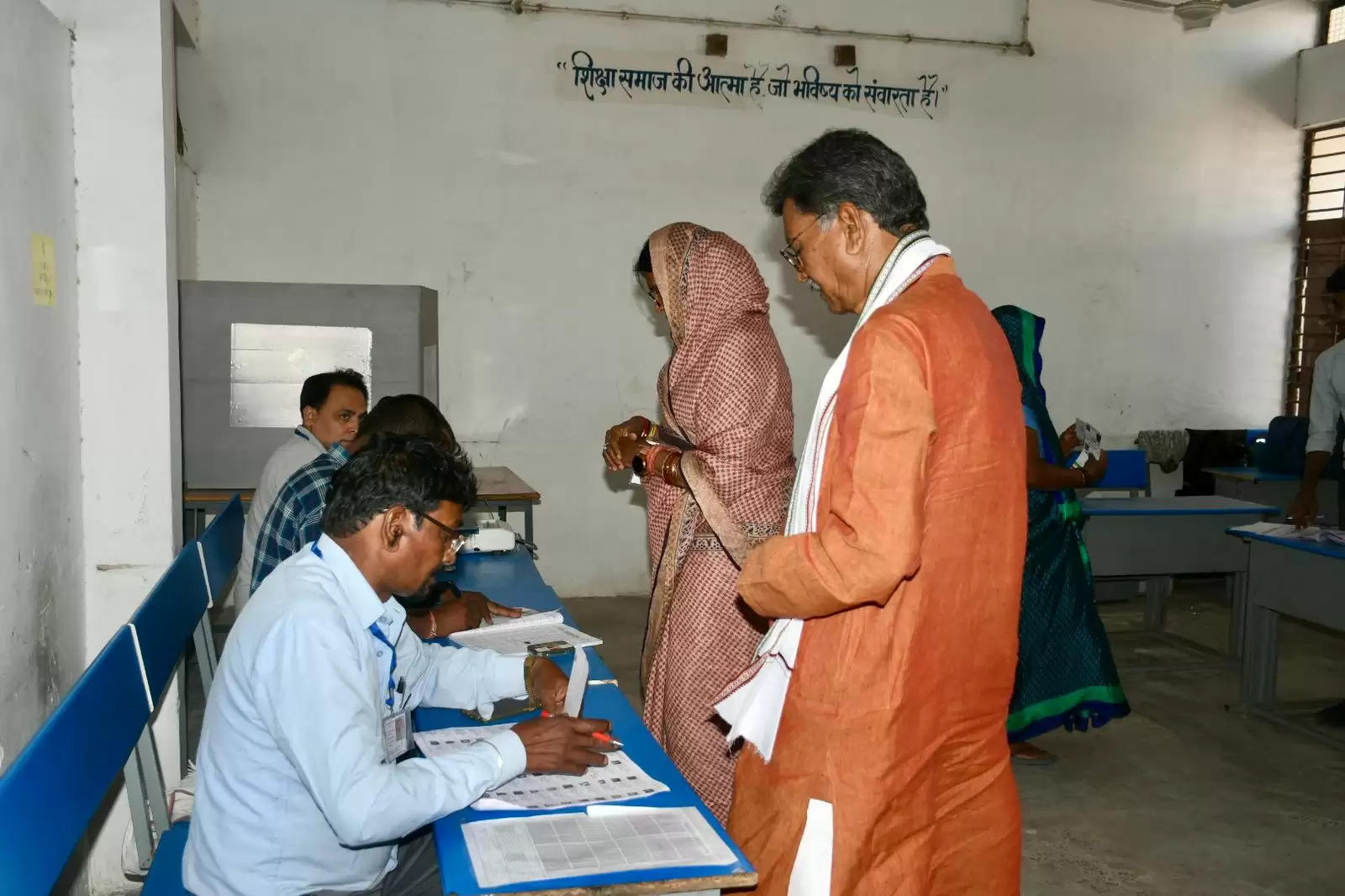 जांजगीर: डॉ. महंत व सांसद ज्योत्सना ने गृहग्राम में किया मतदान, सरोज पाण्डेय नहीं डाल सकीं वोट