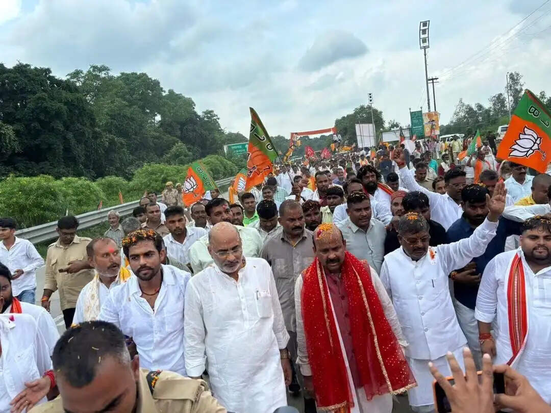 भाजपा के राष्ट्रीय महामंत्री हरीश द्विवेदी का लखनऊ, बाराबंकी और अयोध्या में जगह-जगह स्वागत, कार्यकर्ताओं ने फूल-मालाओं से लादा