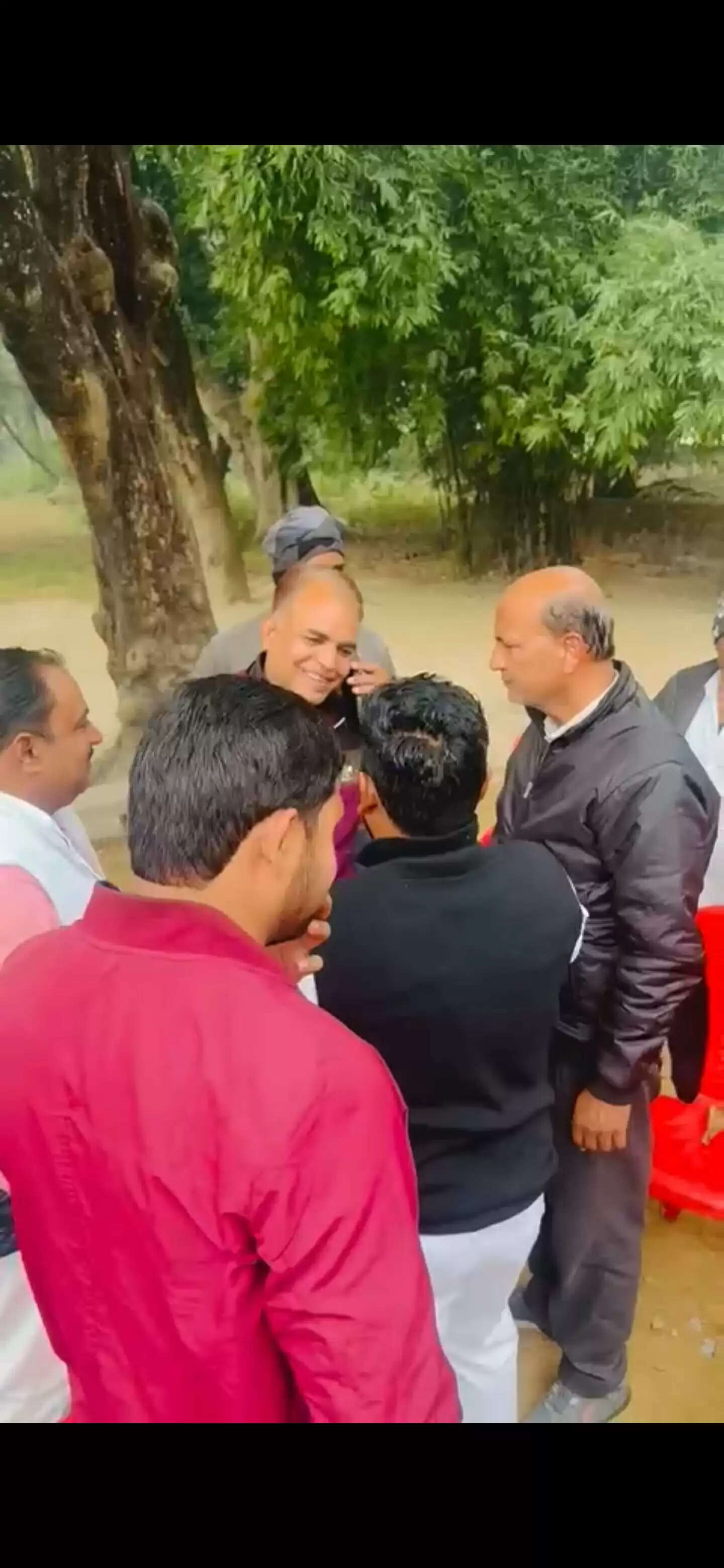 आईपीएल के क्रिकेटर प्रशांत वीर के माता पिता का अमेठी के यूथ कांग्रेसियाें ने किया सम्मान