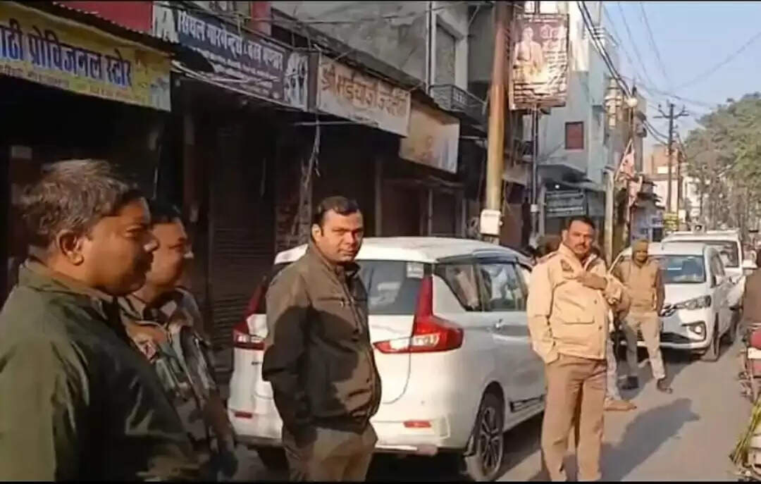 पेट्रोल पंप व नैना इलेक्ट्रॉनिक्स संचालक के ठिकानों पर बड़ी कार्रवाई, देर रात से चल रही जांच से क्षेत्र में हड़कंप