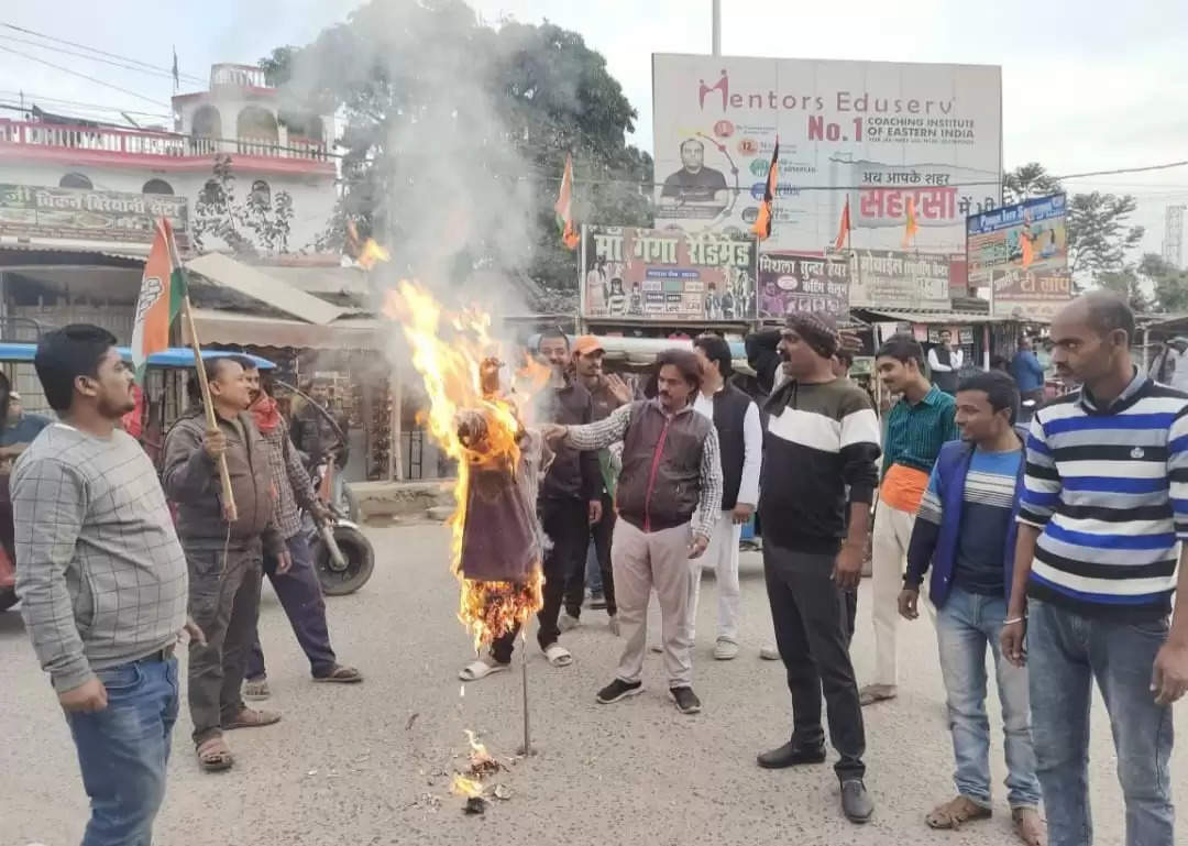 शिक्षा विभाग के अपर मुख्य सचिव का युवा कांग्रेस ने पुतला फूंका