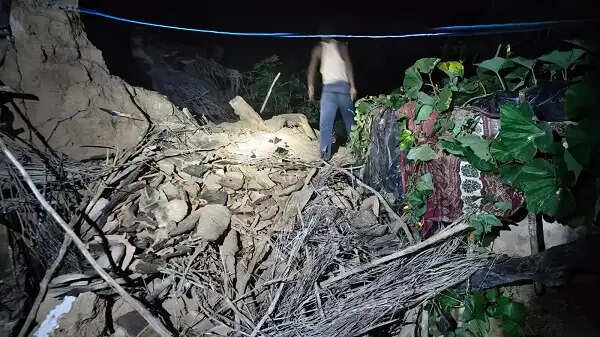 छतरपुर:&nbsp;आधी रात भरभराकर गिरा कच्चा मकान, मलबे में दबकर दो बच्चियों की मौत,&nbsp;मां गंभीर घायल