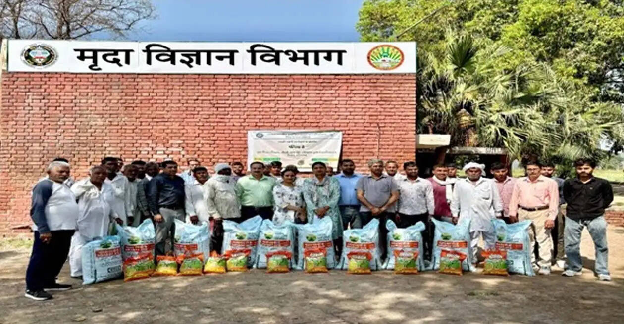 हिसार : उन्नत बीजाें एवं वैज्ञानिकों की सलाह से खेती करके कम लागत में अधिक उत्पादन प्राप्त कर सकते किसान : डॉ. दिनेश तोमर