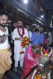 उज्जैन:&nbsp;महाकाल के दरबार में सितारों की आस्था, अक्षय-टाइगर ने नंदी के कान में मांगी मनोकामना, डिंपल कपाड़िया भी रहीं साथ