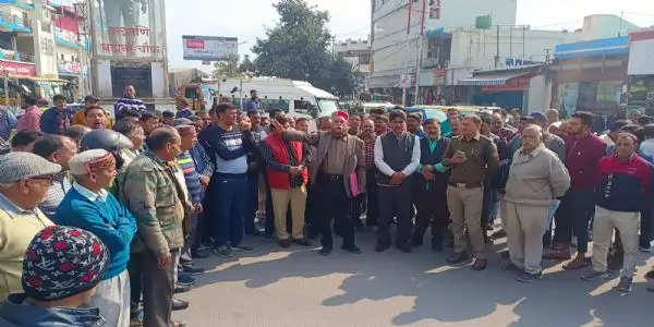 उत्तराखंड परिवहन महासंघ ने नटराज चौक पर जमकर प्रदर्शन कर जताया विरोधगढ़वाल में चल रही अवैध डग्मागामार  रोडवेज की बसों के विरोध में धरना प्रदर्शन कर किया विरोध